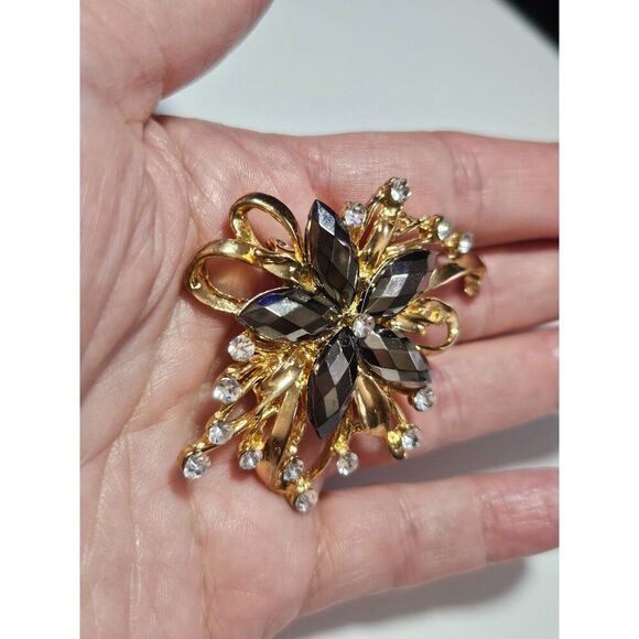 **Sale** Gold tone rhinestone flower brooch - Picture 3 of 9